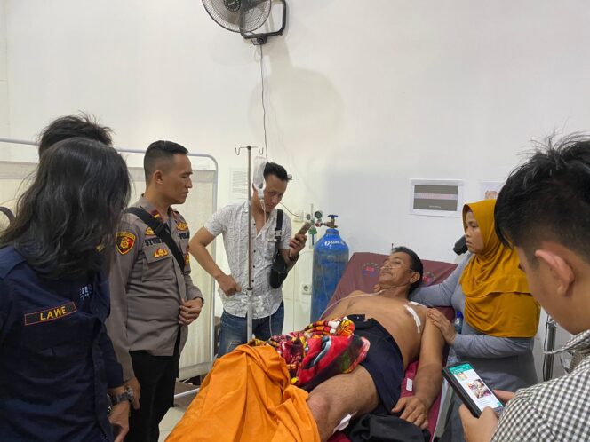 
 Anggota Polres Empat Lawang Membesuk Korban Pengeroyokan Umar Baki RS, Sabtu (17/12), Fhoto : Kasi Humas Polres Empat Lawang