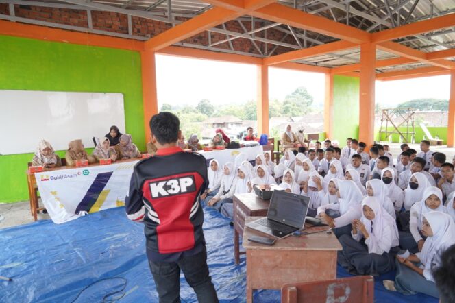 
 Bulan K3 Nasional, PTBA Gelar Safety Goes to School di SMK Cendekia Unggul