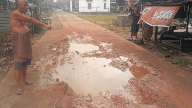 
 Warga Desa Rawang Besar Keluhkan Jalan Rusak Tak Kunjung Diperbaiki
