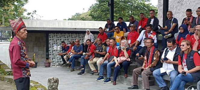 
 Ekspedisi Toba- HPN 2023: Dua Pengurus SMSI Sumut Ditambali Marga Batak