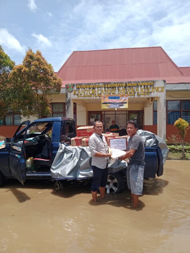 
 Korban Banjir di Muara Kelingi Rasakan Bantuan Lily Maddari Ridwan