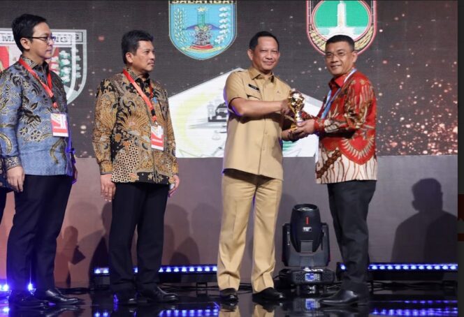 
 Sukses Capai UHC, Bupati Muratara Terima Penghargaan Tingkat Nasional Dari Pemerintah Pusat