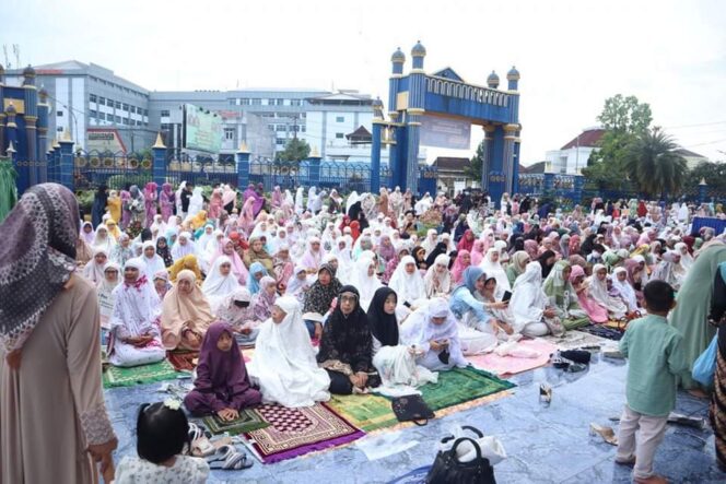 
 Sholat Idul Fitri di Masjid Agung As salam, Walikota Lubuklinggau Pesan Jaga Keamanan dan Kondusifitas