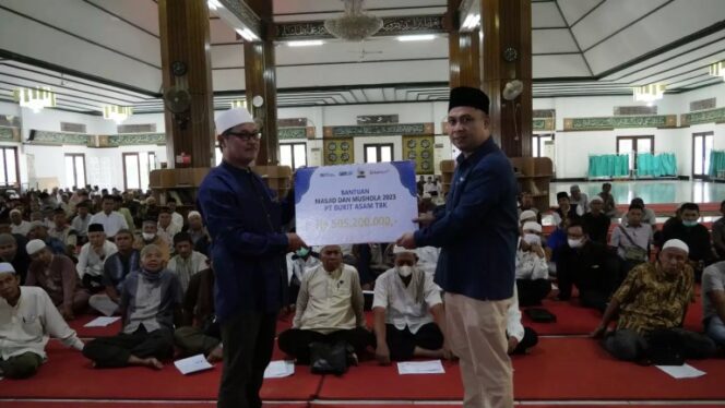 
 PTBA Beri Bantuan untuk 105 Masjid dan 106 Musala