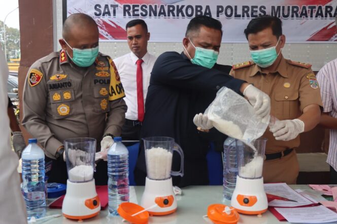 
 Pemusnahan Barang Bukti Narkoba Jenis Sabu Oleh Sat Res Narkoba Disaksikan Ketua DPRD Dan Sekda Muratara
