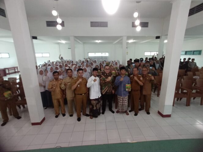 
 Pj Bupati Hani Syopiar Rustam Serahkan 90 KTP-E Pada Santri Ponpes Sabilul Hasanah