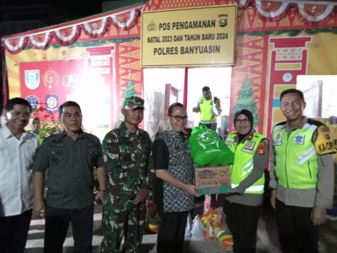 
 Tinjau Pos PAM Nataru Talang Kalapa, Pj Bupati Hani S Rustam Berikan Bantuan