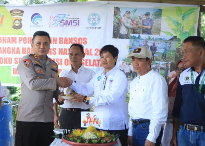 
 Peringati HPN 2024, SMSI OKU Selatan dan PWI Potong Tumpeng