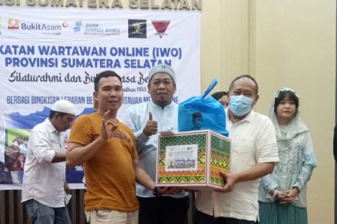 
 Jelang Idul Fitri IWO Sumsel Kembali Berbagi Bingkisan Lebaran Kepada Puluhan Wartawan