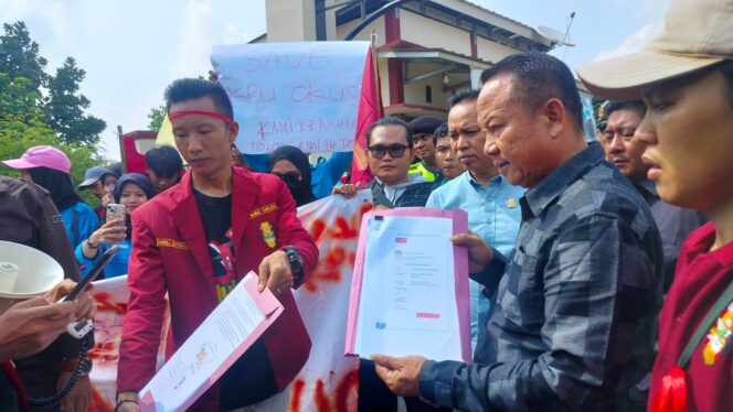 
 Aksi Masa, Puluhan Pemuda di OKU Selatan Minta Komisioner KPU OKU Selatan Diberhentikan