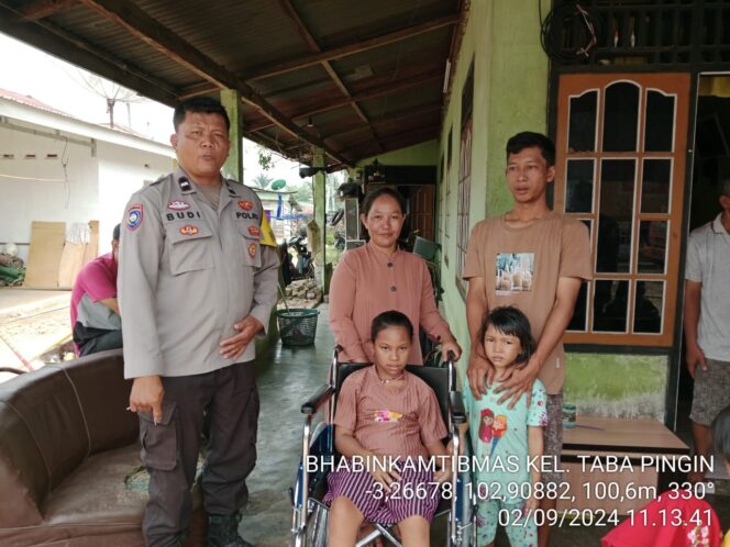 
 Kapolres Lubuk Linggau AKBP Bobby Kusumawardhana Beri Bantuan Kursi Roda Baru untuk Anak Disabilitas