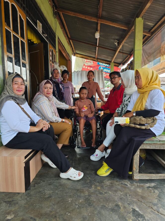 
 Terimakasih ROIS,  Aisyah Kini Tersenyum Lagi Dapat Bantuan 2 Kursi Roda