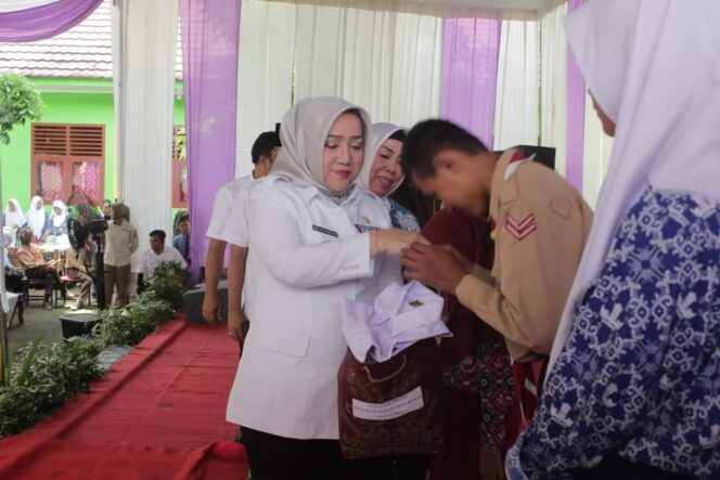 
 Selama Kepemimpinan Bupati Mura Hj Ratna Machmud, 57.823 Siswa di Musi Rawas Terima Seragam Sekolah Gratis