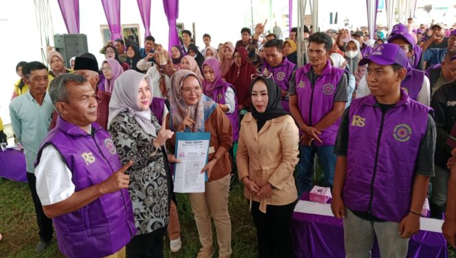 
 Cabup Mura Hj Ratna Machmud Kukuhkan Tim Relawan Kecamatan Tugumulyo