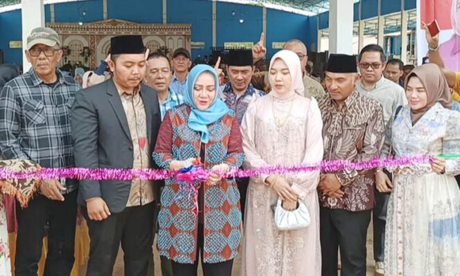 
 Ribuan Masyarakat Semangus Baru Antusias Sambut Kedatangan Cabup Mura Nomor 1 Hj Ratna Machmud