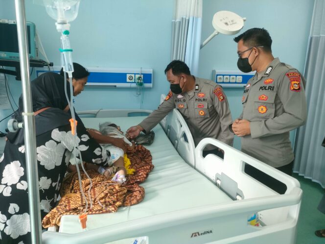 
 Polsek Muara Lakitan Polres Musi Rawas Cek Kondisi Ibu dan Anak Tersambar Petir