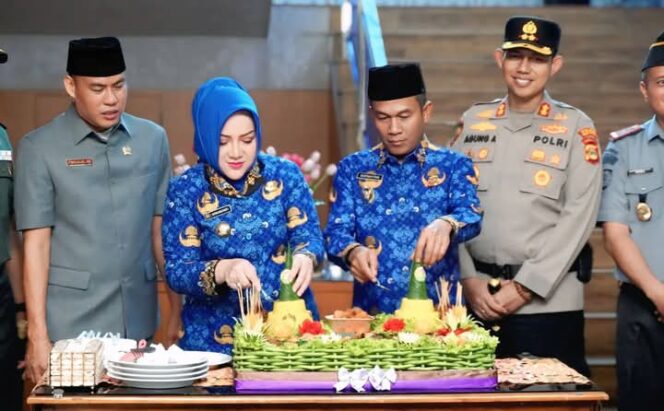 
 Memperingati HUT Musi Rawas ke 82. Bupati-Wabup Bersama Forkopimda Syukuran Pemotongan Nasi Tumpeng