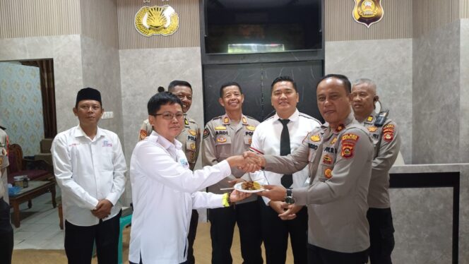 
 HUT Bhayangkara Ke-79, SMSI OKU Selatan dan Wartawan Potong Tumpeng di Mapolres