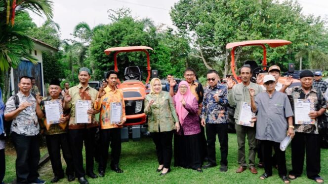 
 Bupati Mura Serahkan Penyediaan Alsintan Modern Untuk Para Kelompok Tani di Mura