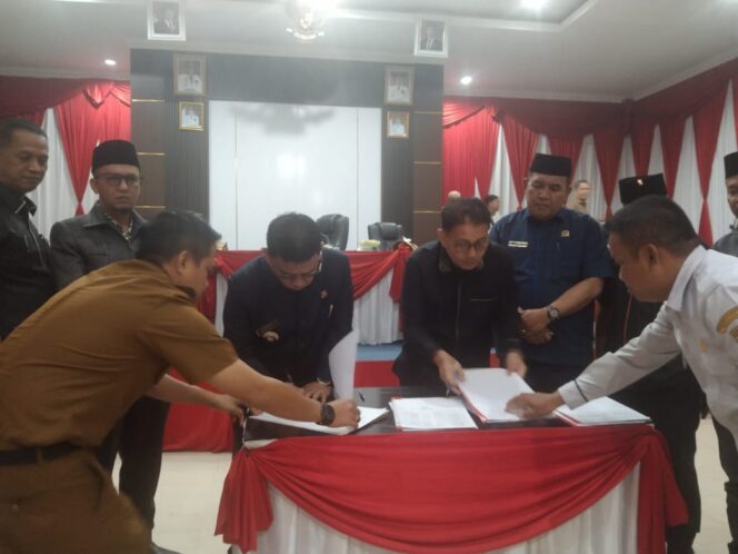 
 Rapat Paripurna DPRD Muratara Dalam Rangka Penandatanganan Nota Kesepakatan Anggaran Tahun 2025, Berjalan Aman dan Lancar