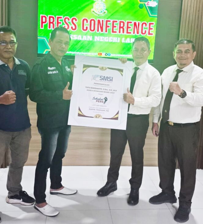 
 Harla Kejaksaan, Kajari Terima Penghargaan SMSI Lahat “Sahabat Pers”