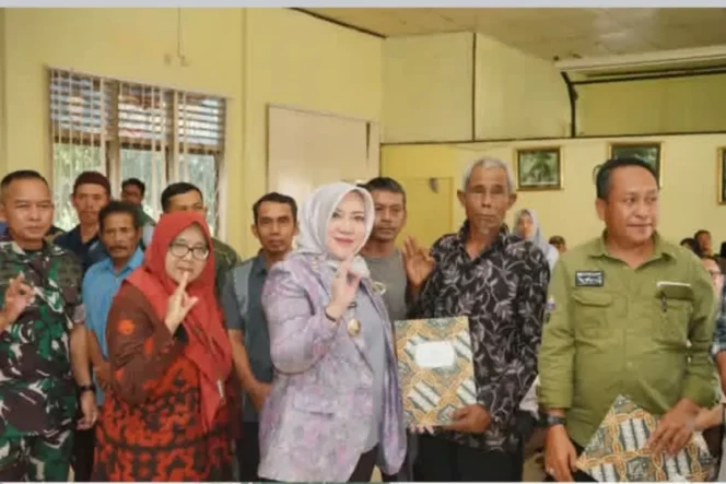 
 Bupati Mura Hadiri Penyerahan Bantuan Alat Mesin Pertanian Prapanen Traktor R4 dan R2