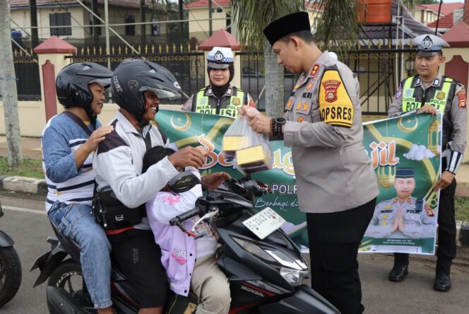 
 Kapolres Bersama Wakapolres Musi Rawas Bagi Takjil Kepada Pengguna Jalan