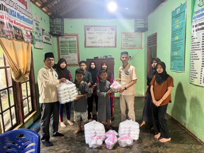 
 Ramadhan Penuh Berkah, SMSI Musi Rawas Bagikan Ratusan Takjil dan Nasi Kotak Kepada Pengguna Jalan dan Panti Asuhan