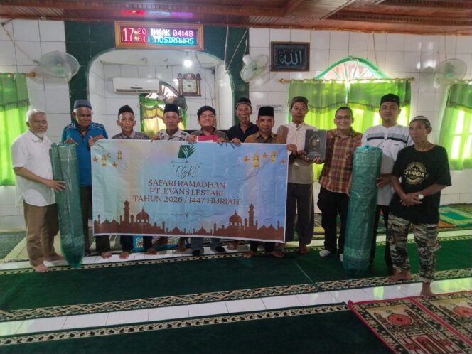 
 Ramadhan Berkah, PT Evan Lestari Serahkan Bantuan Sejadah Panjang dan AlQur’an ke Masjid Baitul Rahman