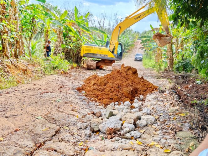 
 Antisipasi Terisolir, Masyarakat 5 Desa Kompak Swadaya Perbaiki Jalan