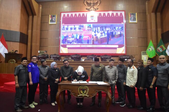 
 DPRD Musi Rawas Gelar Rapat Paripurna Penandatanganan Nota Kesepakatan Antara DPRD Dan Pemkab Tentang Program Propemperda Tahun 2026