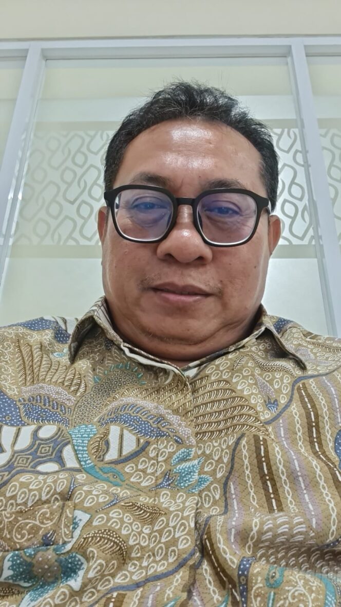 
 Geliat Bayang-Bayang Sang Mantan. Langkah politik Joko Widodo memperkuat PSI di daerah memicu alarm bagi stabilitas kabinet. Isu perombakan kabinet (reshuffle) Juni ini mencuat sebagai upaya meredam gejolak di akar rumput dan menjinakkan liarnya kurs dolar