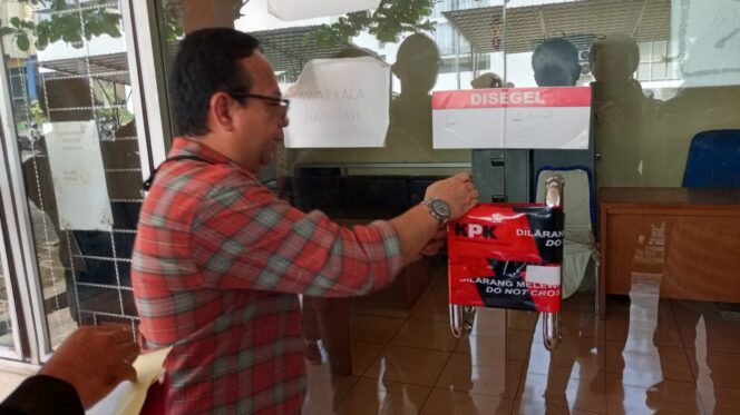 
 KPK Amankan Bupati Muara Enim, Segel Sejumlah Ruangan di Kantor Pemkab Muara Enim, Termasuk Ruang Kerja Bupati