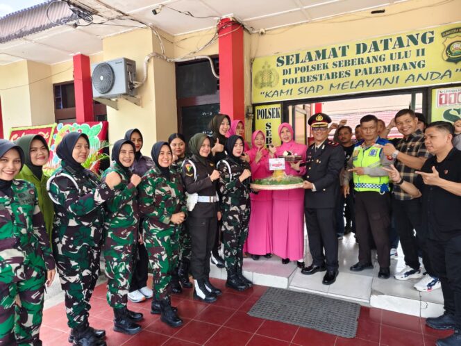 
 Suprise di HUT Bhayangkara ke 80, Polsek Seberang Ulu II Kedatangan Kowad Dari Kodam II Sriwijaya