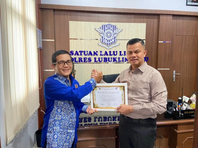 
 AKP Desi Azhari Raih Penghargaan PWI sebagai Sahabat Pers dan Pelopor Kamseltibcarlantas