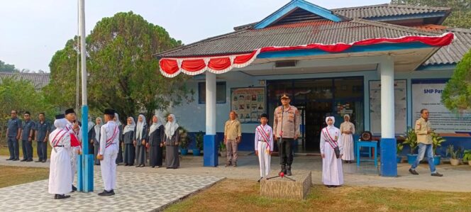 
 Kapolsek Seberang Ulu 2 Palembang Pimpin Upacara Bendera di SMP Patra Mandiri 02