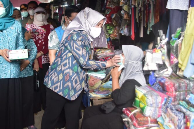 
 Antisipasi ISPA, Akibat Karhutlah, Bupati Serta Wabup Musi Rawas Bagikan Masker Gratis di Sekolah dan Masyarakat
