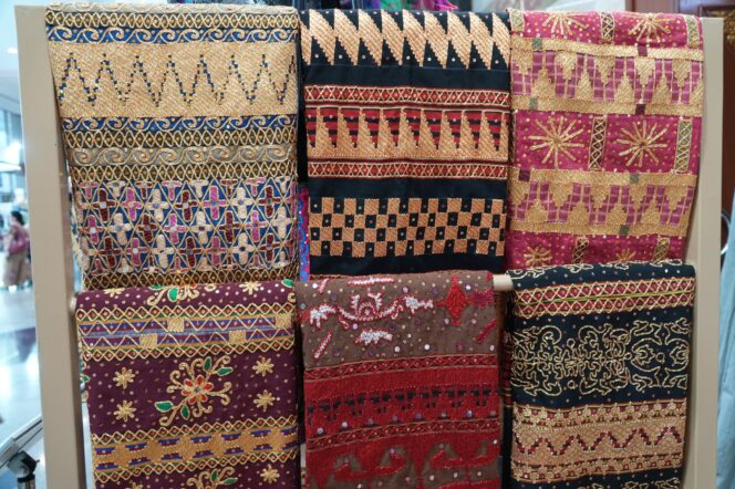 
 Dari Tapis, Batik Kujur hingga Songket Silungkang, PTBA Pamerkan Wastra Nusantara di INACRAFT 2026