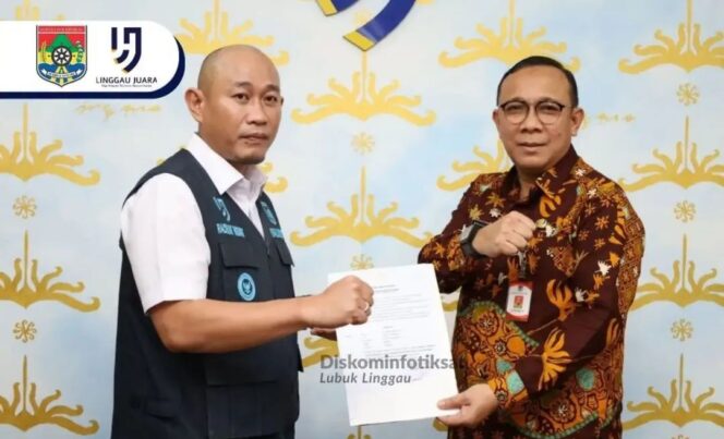 
 Walikota Lubuk Linggau H Rachmat Hidayat Serahkan SK Plh Sekda dan Plt Asisten I