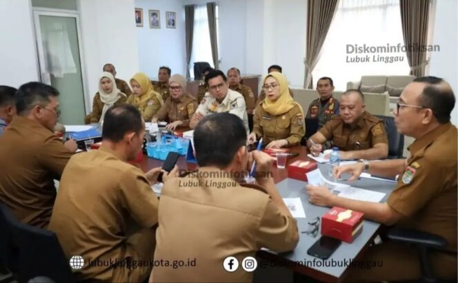
 Plh Sekda Erwin Armeidi Pimpin Rapat Pembahasan Relokasi Pedagang Pasar Mambo