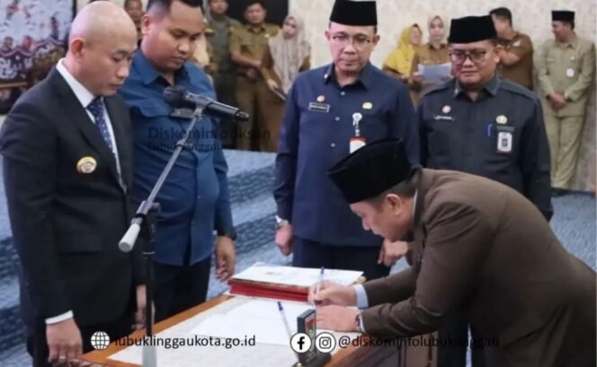 
 Wali Kota Lantik 99 Pejabat di Lingkungan Pemkot Lubuk Linggau